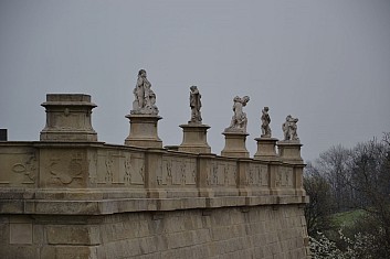 Sochy ctností (a neřestí) na hřbitovní zdi (IČ)