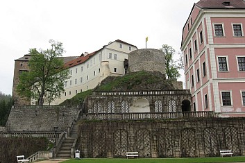 Nad terasami stojí stará část s hradem (VČ)