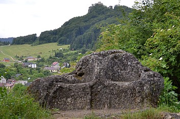 Cituji: *Kamenné dvojkreslo - zhotovili talianskí kamenári v r. 1788 počas stavby mosta cez Váh v Budatíne* (IČ)