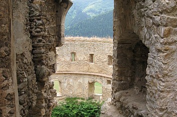 Pohled z hradního paláce do velkého rondelu (VČ)