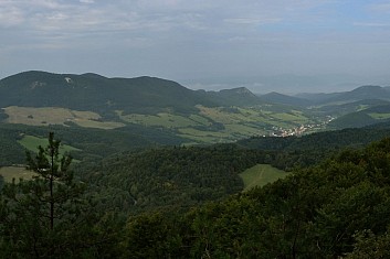 Výhled na vrchy Hoľazne a Jedľovina, pod nimi je Horná Poruba (IČ)
