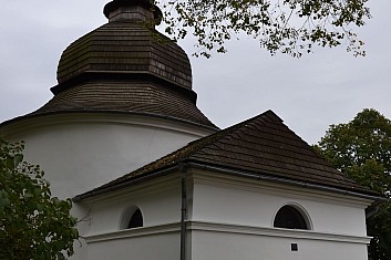 Rotunda je jedinou románskou stavbou dochovanou ve východních Čechách (IČ)