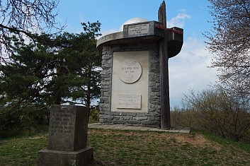Máchův památník nad obcí Olomučany, postaven v roce 1936.