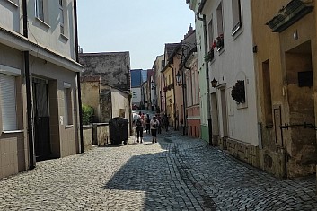 Úzké uličky ve staré části města Příbor