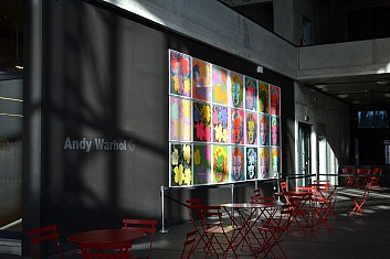 Kavárna vyzdobená obrazy Andy Warhola (IČ)