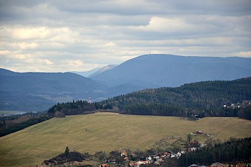 Z rozhledny jer vidět Rahošť a Lysou horu ... (IČ)