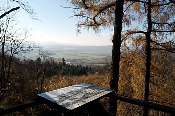 Výhled z věže hradu na Lukov.