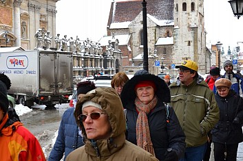 Za námi jsou věže kostela sv. Ondřeje