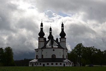 Trojlístková kaple Nejsvětější Trojice u Münchenreuthu v Bavorsku (IČ)