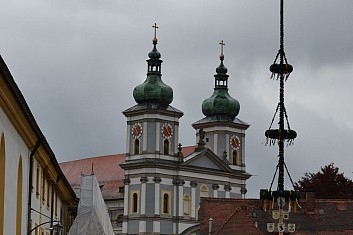 Na náměstí stojí májka (IČ)