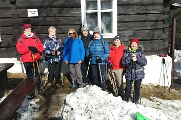 Na zimní sraz přijeli tradičně turisté z Příbora v čele (na fotce v pozadí) se svým předsedou.