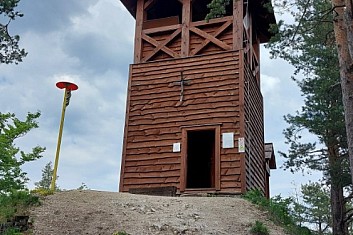 A po hřebenu Havran dorážíme na rozhlednu Špicák nad Strečnem.