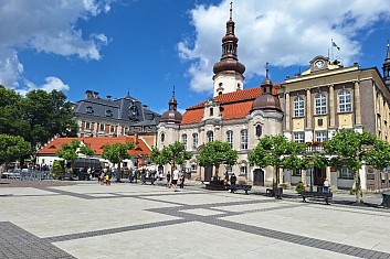 Pszczyna_náměstí, radnice s evangelickým kostelem