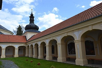 Místo k modlitbě a meditaci v areálu Lorety (IČ)