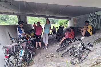 liják nás ve 13:30 h nedostal