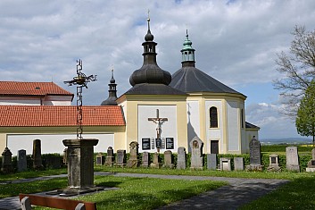 Součástí areálu Lorety je i symbolický hřbitov (IČ)