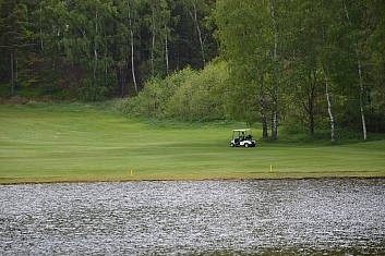 Rybník Dolní Ovčín u golfového hřiště u Hazlova (IČ)