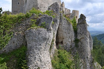 Nedobytný hrad byl postaven na skalním ostrohu (IČ)