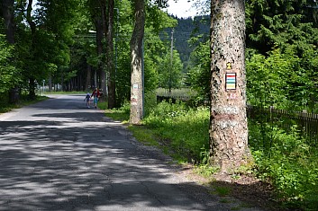 Do Karlówa vede významná turistická cesta (IČ)