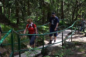 ... turisté po schodech jdou (IČ)