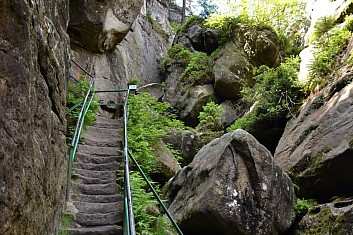 Dnes tu máme schody, ale jak se sem asi dostávali dříve? (IČ)