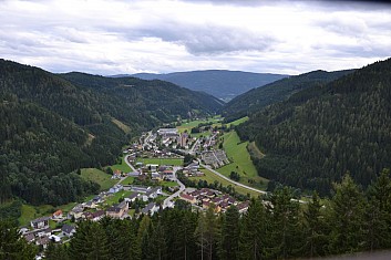 Výhled na městečko Veitsch v údolí stejnojmenné říčky (IČ)