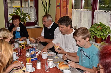 Polopenze se podávala v restauraci hned vedle ubytovny (IČ)