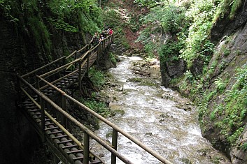 Vystoupali jsme na planinu, voda už je tu klidnější (VČ)