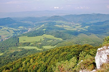 Uprostřed vrch Sokol, nalevo Štyri Lipy, napravo Košecké Podhradie (MP)