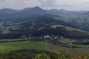 Pod námi osada Háj, naproti Vápeč na pozadí Strážovaských vrchů (IČ)