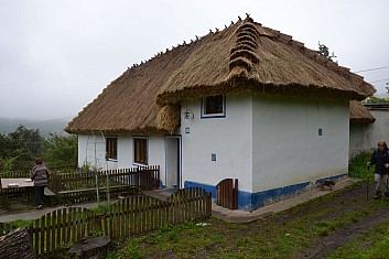 Kousek od chaty je historická chaloupka s doškovou střechou (IČ)