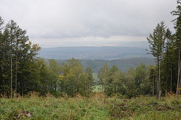 Vpředu je Suchá Loz, dále Uherský Brod. Za ním se zvedají Vizovické vrchy. (IČ)