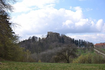 Na protějším kopci už se rýsuje hrad Buchlov (IČ)