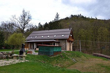 Penzion Pod Břesteckou skalou ... a skála nad ním (IČ)