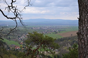 Uprostřed Břestek - Tupesy - Zlechov, nalevo za silem Staré Město (IČ)