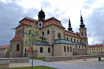 Bazilika je vystavěna ve tvaru kříže (IČ)