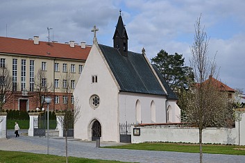 Kostel Zjevení Páně zvaný Cyrilka stával před klášterní branou (IČ)