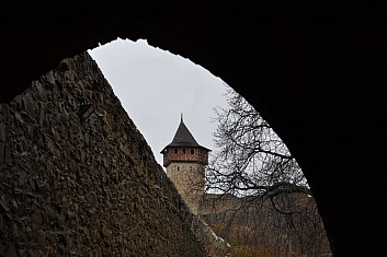 Pohled od druhé brány na husitskou věž