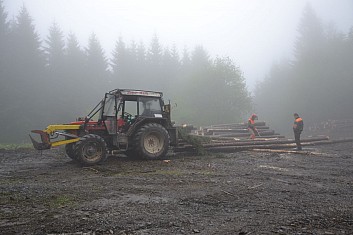 Lesní práce jsou nutné, nás však rozbahněné cesty nepotěší