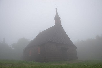 ... je to hezký dřevěný kostelík, dovnitř bohužel nahlédnout nelze