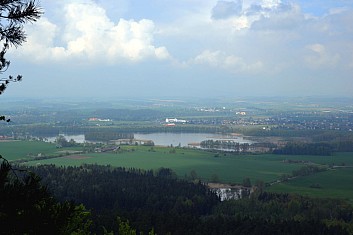Výhled na rybníky Oběšenec (pod lesem) a Žabakor. Za ním jsou obce Doubrava a Svijany. (IČ)