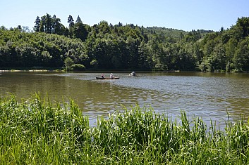 Čerťák křižují dvě kanoe. Hlavně, ať šťastně doplují ke břehu. (IČ)