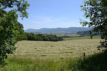 Na obzoru je hřeben od Trojačky po Velký Javorník (IČ)