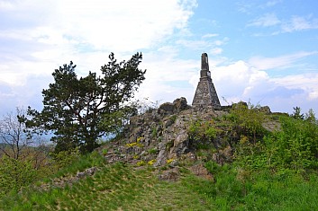 Mohyla na vrchu Mužský připomíná Prusko-Rakouskou válku r. 1866 (IČ)