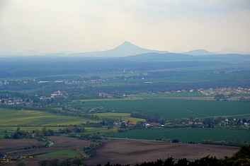 Na obzoru se tyčí Bezděz (výhled z Mužského) (IČ)