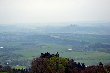 Viditelnost byla prachbídná, ale Trosky jsme rozeznali (IČ)