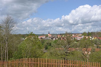 Obec Kladruby vidíme pouze z dálky (IČ)