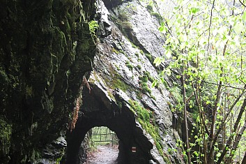 Kvůli pěšině museli vyrazit do skály tunel (VČ)