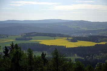 V dáli jsou vidět Brdy s vrcholem Praha (IČ)