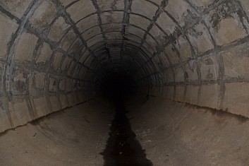 Kam až ten tunel vede? Zkoumat to raději nebudeme. (IČ)